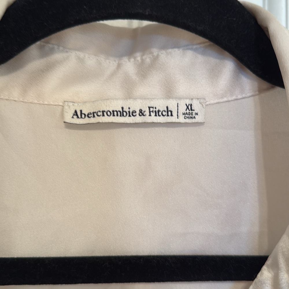 Abercrombie & Fitch Cream Satin Cropped Button Down Shirt - Picture 3 of 5